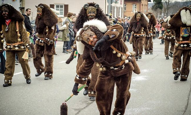 Das Pompele ist auch an seinen Widderhörnern an der Maske zu erkennen. Bilder: Narrenzunft Rottenburg