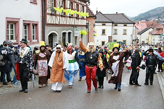 Auch die politische Prominenz kommt zum Narrentreiben in Kostümen. FOTO: JÜRGEN GÄRTNER