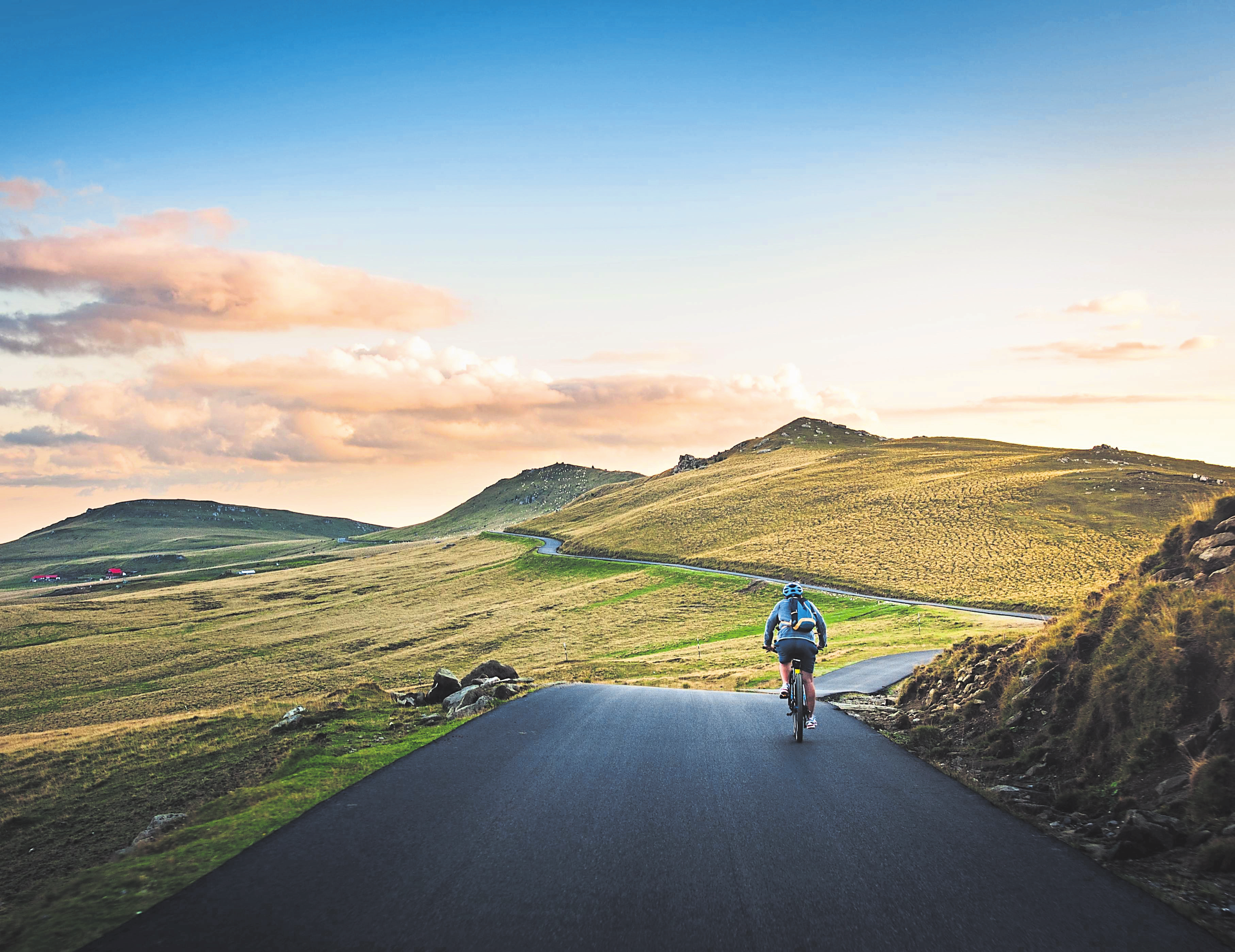 Der Trend, mit dem E-Bike den ganzen Urlaub unterwegs zu sein, hat sich endgültig durchgesetzt. Nie war das Urlaubserlebnis Fahrrad intensiver als mit eingebautem Rückenwind. Fotos: Shutterstock