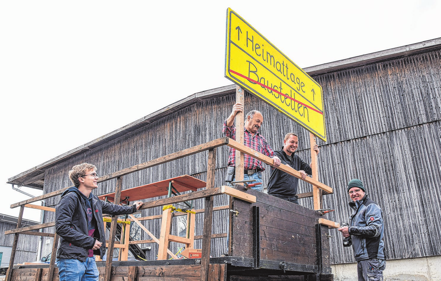 Passt das Schild auch auf den Wagen? Die Dorfgemeinschaft Amlishagen macht die vielen Baustellen und die Heimattage im Juni zum Thema ihres Umzugsbeitrags. Foto: Thorsten Hiller