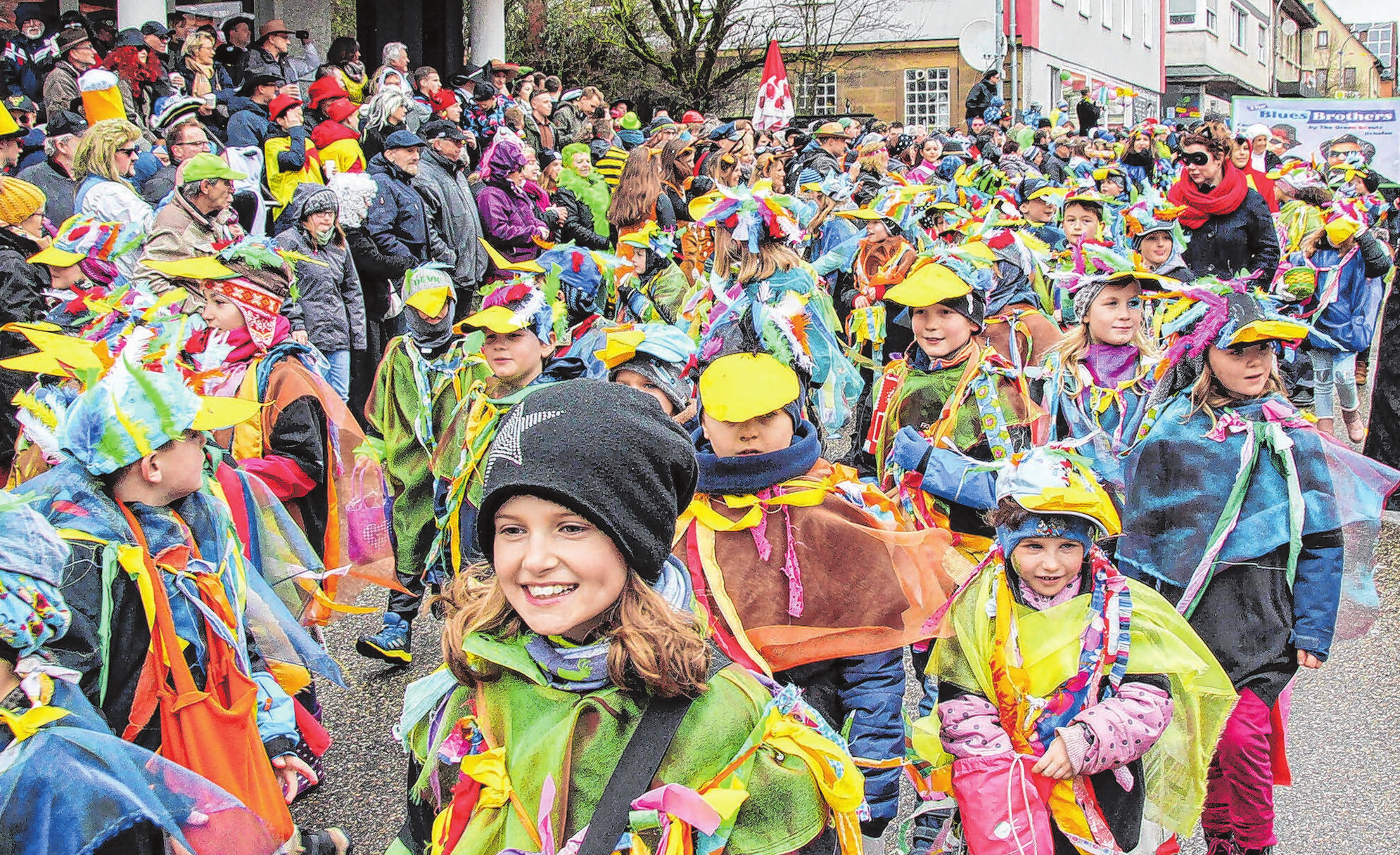 Die Kinder aus Grundschule und Kindergärten laufen in bunten Kostümen beim Umzug mit. Den vielen Zuschauerinnen und Zuschauern gefällt's. Fotos: Stadtverwaltung Gerabronn