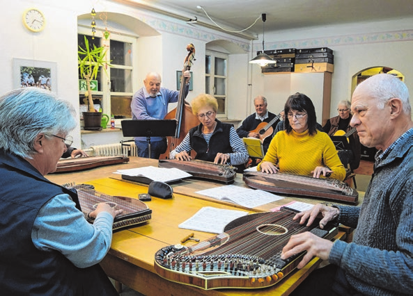 Das Ensemble des Zithervereins bei der Probe. Foto: Petra Starzmann