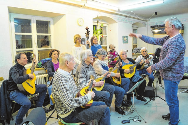 Rainer Ungermann dirigiert, das Zupforchester spielt. Foto: Petra Starzmann