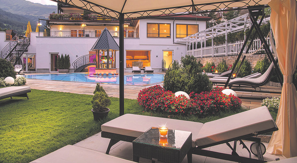Das 4-Sterne-Superior Verwöhnhotel Bismarck in Bad Hofgastein mit seinen vier Thermalpools 32° und der Gourmet & Vitalküche rangiert aktuell bei Tripadvisor unter den zehn Prozent der besten Hotels weltweit