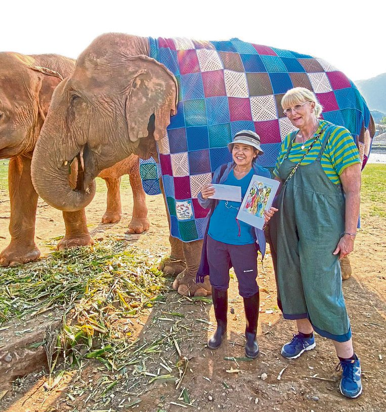Andrea Bergheim Küttner übergibt eine Spende in Höhe vom 1300 Euro sowie eine selbst gefertigte Schutzdecke für alte Elefanten an Reservat-Gründerin Saengduean Lek Chailert.