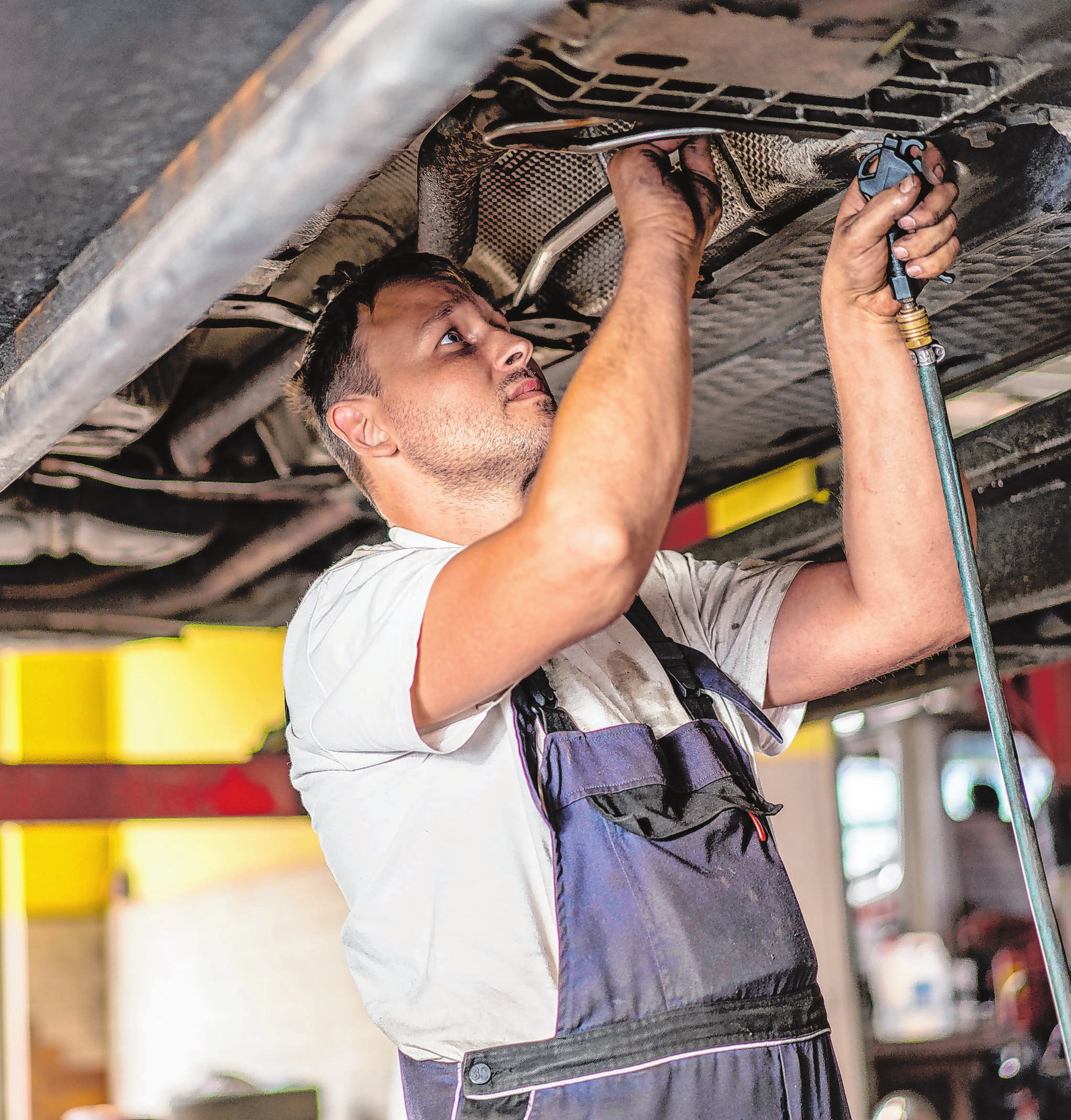 Die Ausbildung zum Kraftfahrzeugmechatroniker liegt bei jungen Männern ganz weit vorne. Foto: michael/ adobe stock