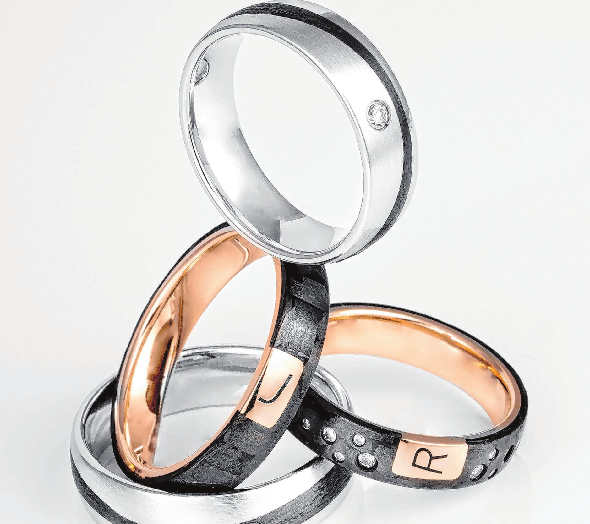 Beliebt sind Ring-Designs mit schwarzen Linien und Mustern.