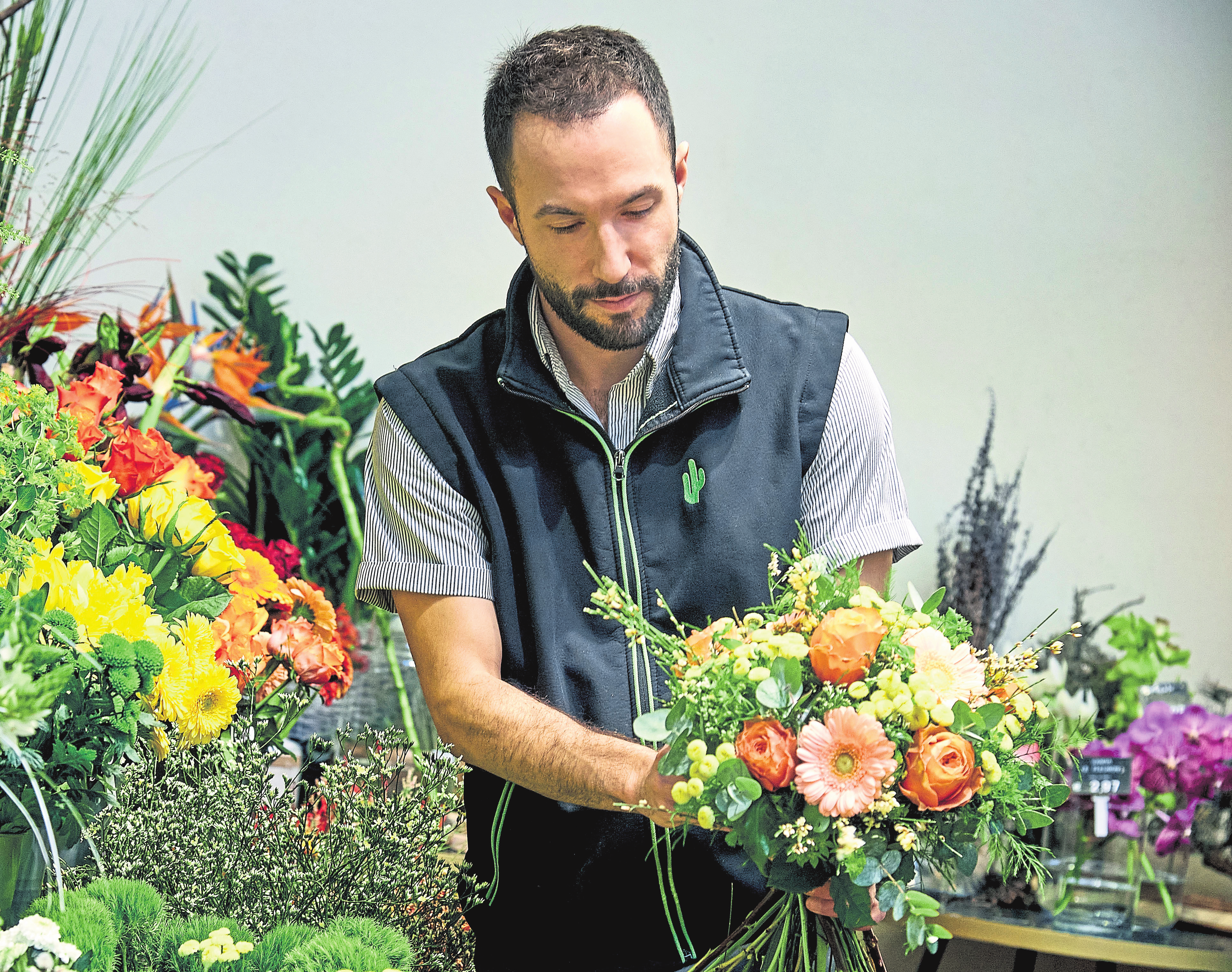 Les comptoirs fleurs des supermarchés Cactus ne sont pas uniquement des points de vente, mais de véritables ateliers où évoluent des professionnels dont le savoir-faire est à la hauteur de leur passion.
