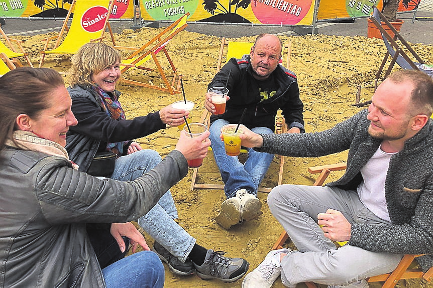 Auf dem Marktplatz hält die Geselligkeit Einzug.