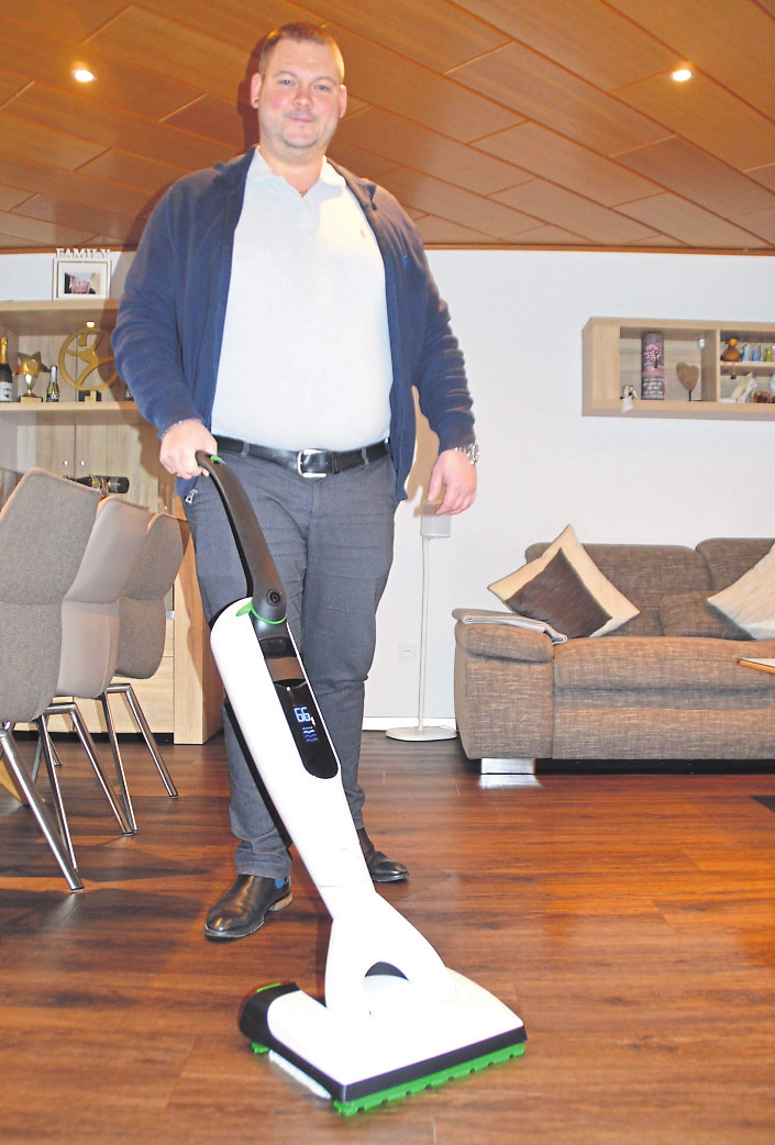 Björn Geis mit dem neuen Kobold Saugwischer, der saugt  und wischt in nur einem Arbeitsschritt.<br/>Fotos: Buchmann