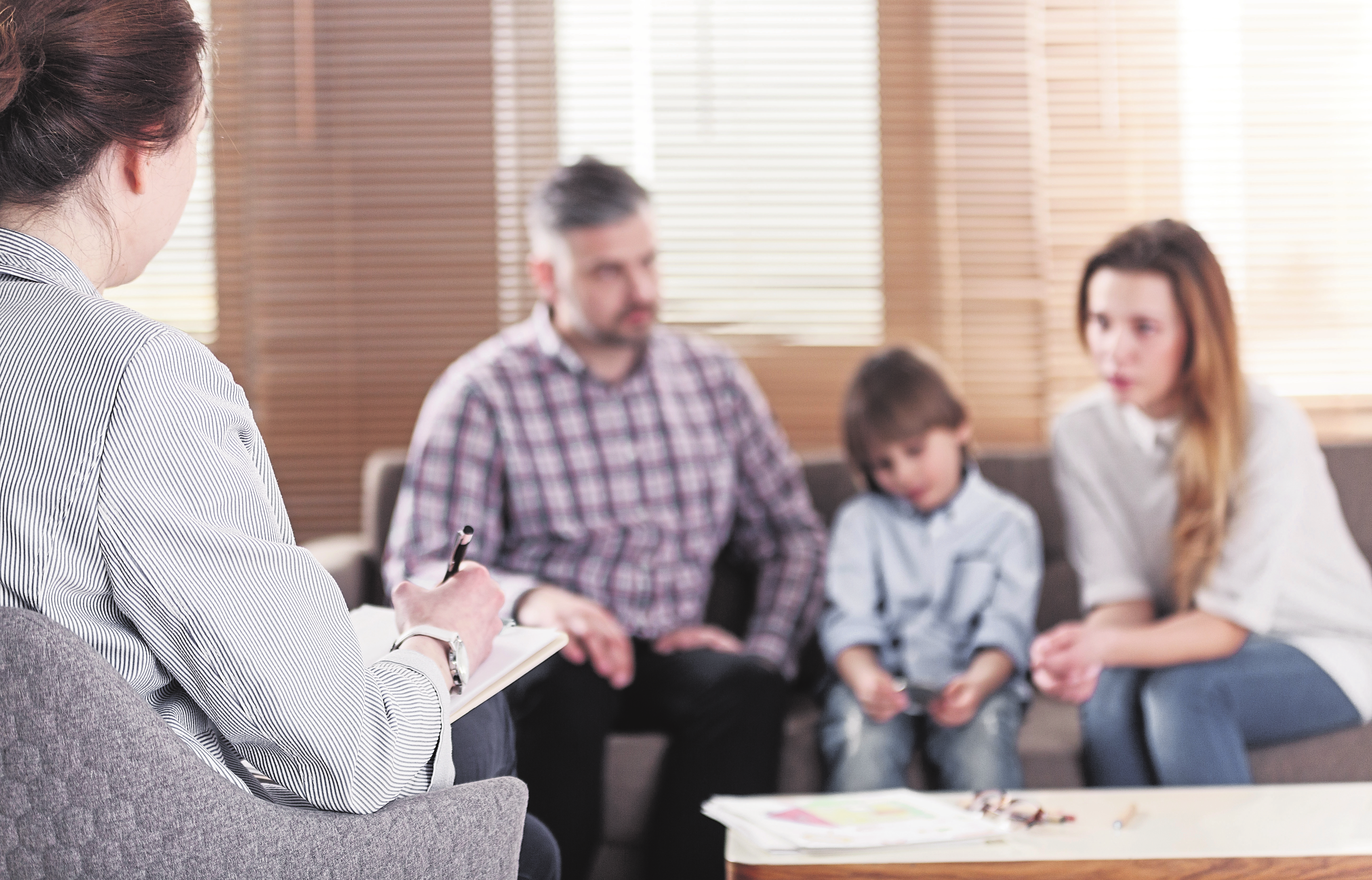 Kinder trauem anders als Erwachsene. Gemeinsame Gespräche können dabei helfen, den Verlust zu verarbeiten. Fotos: Shutterstock