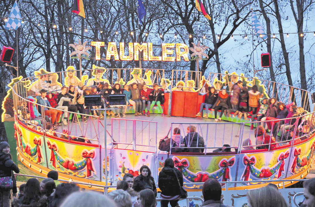 Der Taumler darf nicht fehlen: Fans des Barbarossamarkts können sich ab dem 10. März wieder auf aufregende Fahrgeschäfte freuen.