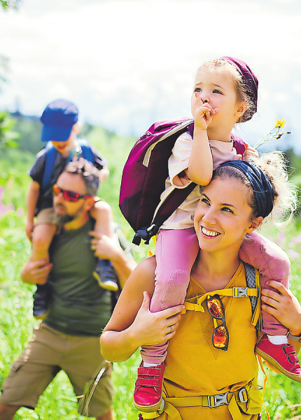 Im Frühling wird jede Wandertour mit der Familie zu einem Erlebnis. Bild: Halfpoint-stock.adobe.com