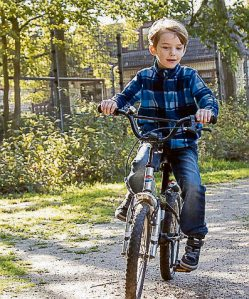 Wichtig ist, dass ein Kind sicher mit dem Rad umgehen kann. Nicht so wichtig: Dinge wie Federgabeln. FOTO: DPA