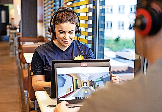 Die Ausbildung berücksichtigt zukünftig verstärkt auch die Veränderung der Arbeitsprozesse durch den digitalen Wandel. FOTO: DJD/BUNDESVERBAND DER SYSTEMGASTRONOMIE/MCDONALD'S