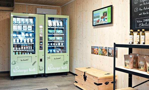 Der Automat im Inneren des Verkaufscontainers birgt kühlpflichtige und höherpreisige Produkte.