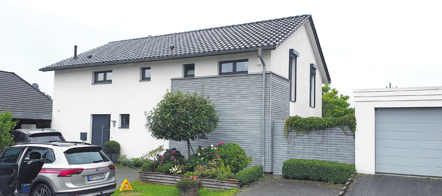 Beispiel für eine Erweiterung der Wohnfläche durch eine Dachaufstockung (oben ist das Haus vor dem Umbau zu sehen, unten danach)