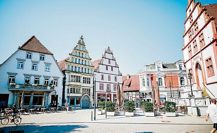 Der historische Ortskern mit dem Rathaus und seinem prächtigen Renaissancegiebel. Bild: Stadt Bad Salzuflen_Strothbäumer