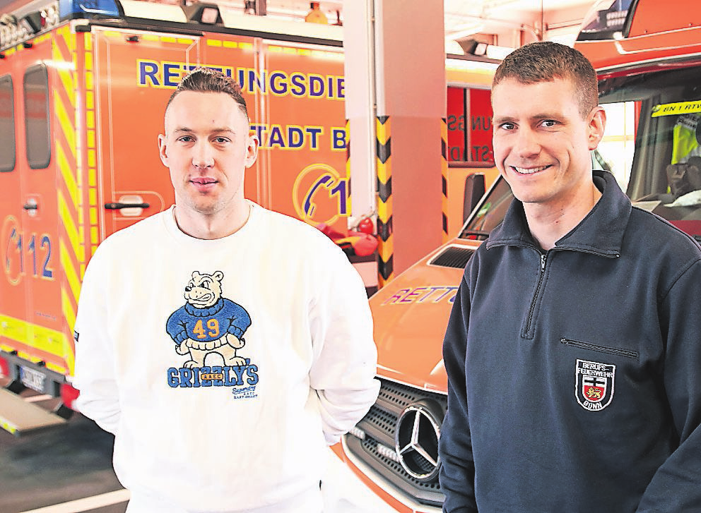 Kristoffer Kardisch und Frank Frenser sind Feuerwehrmänner und Unfallsanitäter aus Leidenschaft. FOTO: JÖRG WILD