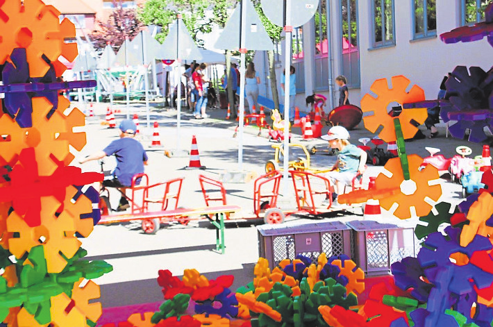 Das "Rotzfreche Spielmobil" sorgt für Abenteuer, Spaß und Gelegenheit zum sich Austoben für Kinder. Foto: Axel Künkeler
