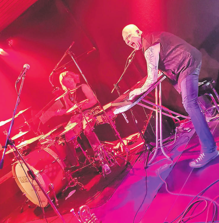 Das neue Akustik-Rock-Duo Hart.Berg, bestehend aus Herbert Hartmann (Drums und Gesang) und Multiinstrumentalist und Sänger Ferdy Doernberg, werden die Bühne rocken. Foto: Hart.Berg