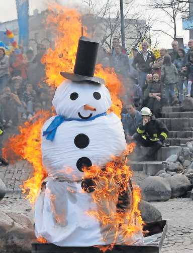 Der brennende Schneemann steht als Symbol für den Wechsel der Jahreszeiten. FOTO: GEMEINDE/GRATIS