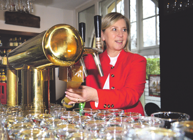 Das erste „Wit.ch“ vom Fass: Zum Weltfrauentag zapfte Susanne Stupp, Bürgermeisterin der Stadt Frechen, das erste Glas der neuen Bierkreation.