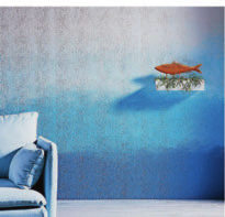 Eine gestrichene Wand muss nicht monoton sein. Unterschiedliche Blaunuancen und die passende Wanddeko deuten hier ein nautisches Thema an. Foto: tdx/Erfurt & Sohn KG