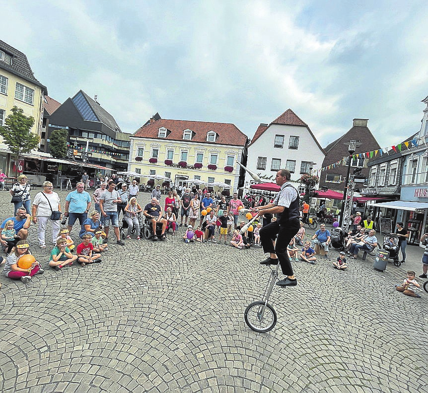 Zahlreiche Künstler machen das Straßenfestival zu einer unvergesslichen Open Air Show. FOTO JÖRG HECKENKAMP