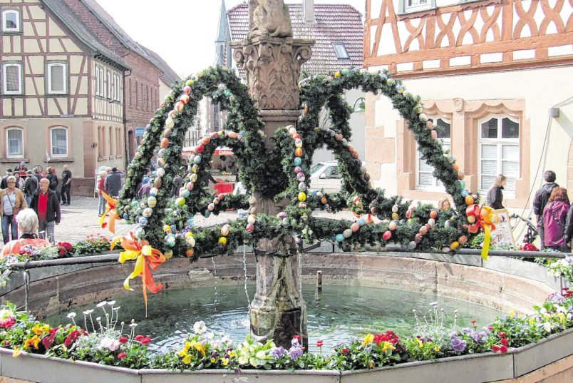 Die Brunnen sind geziert: In Külsheim kündigt sich so langsam Ostern an.  BILDER: STADT KÜLSHEIM