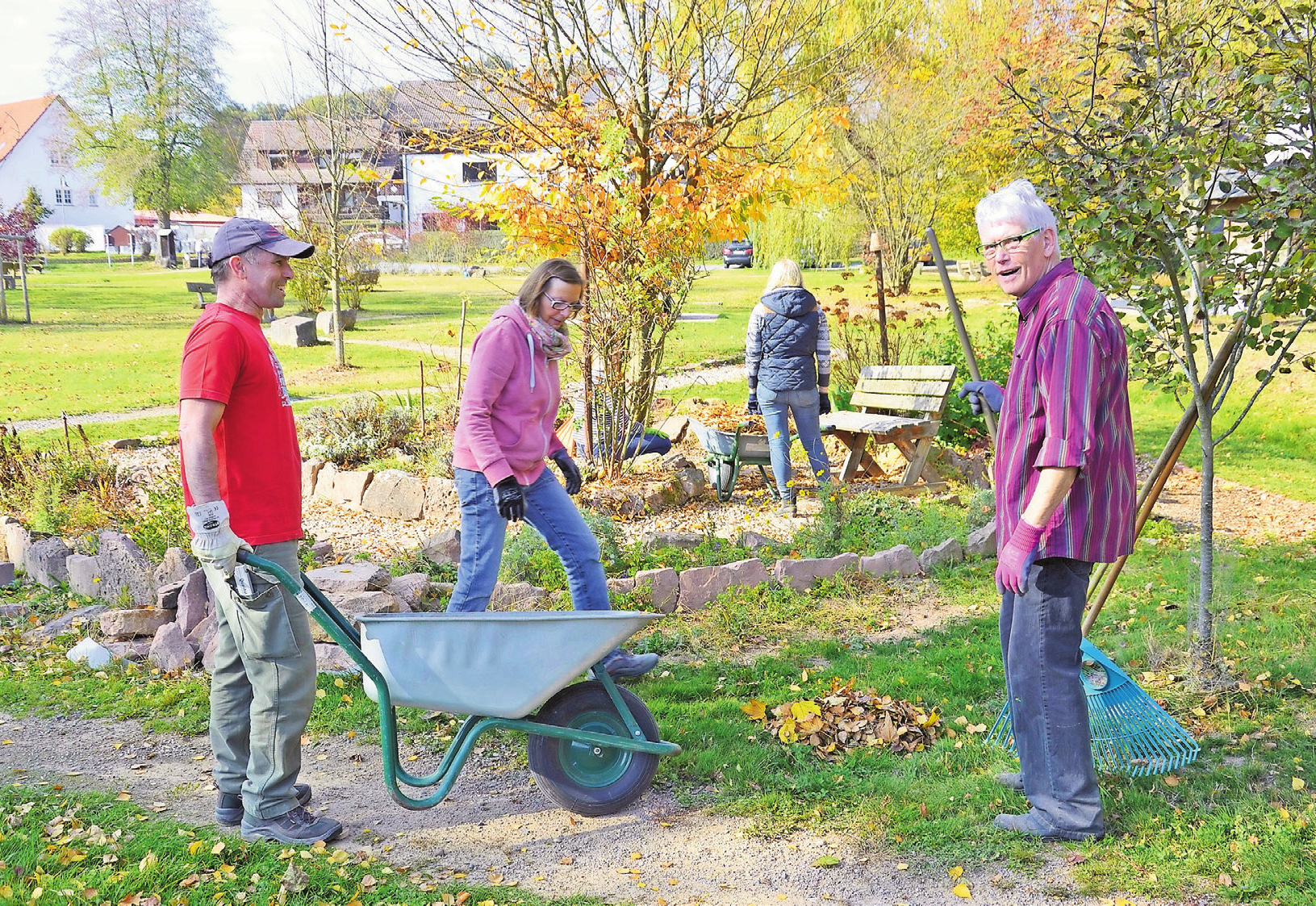 Jahr für Jahr bringen fleißige Helfer, wie hier, im Jahr 2018, den Burgwiesenpark auf Vordermann