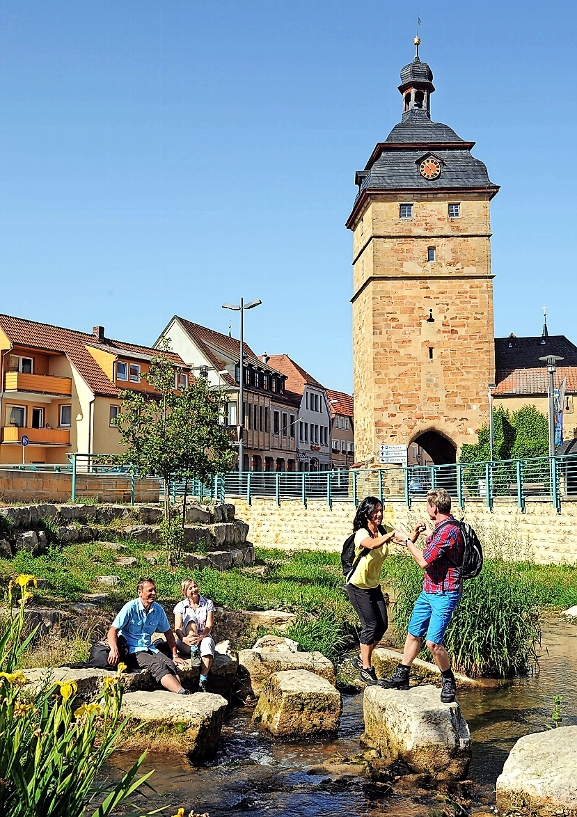 Der hübsche Stadtturm von Bad Staffelstein zeigt sich bei herrlichem Frühlingswetter. FOTO: KUR & TOURISMUS SERVICE BAD STAFFELSTEIN