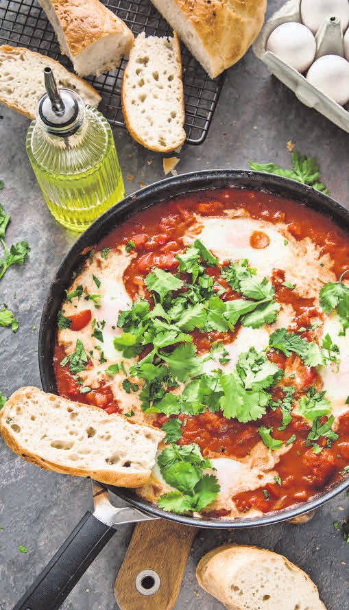 VON DER INTERNATIONALEN KÜCHE INSPIRIERT: Shakshuka wird aus pochierten Eiern und einer Sauce aus Tomaten, Chilischoten und Zwiebeln zubereitet. Foto: Christin Klose/dpa-mag