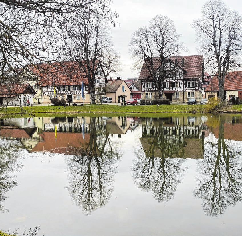 Die Hüle in Zainingen mit den Fachwerkhäusern am Ufer ist ein Postkartenmotiv. Foto: Michael Koch