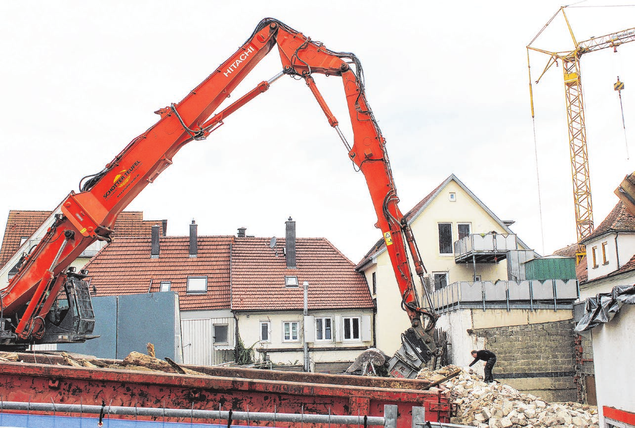 Der Abrissbagger ist am Werk. In Rekordtempo fällt am Rain das Altstadtgemäuer und macht Platz für neue Wohn- und Geschäftshäuser.