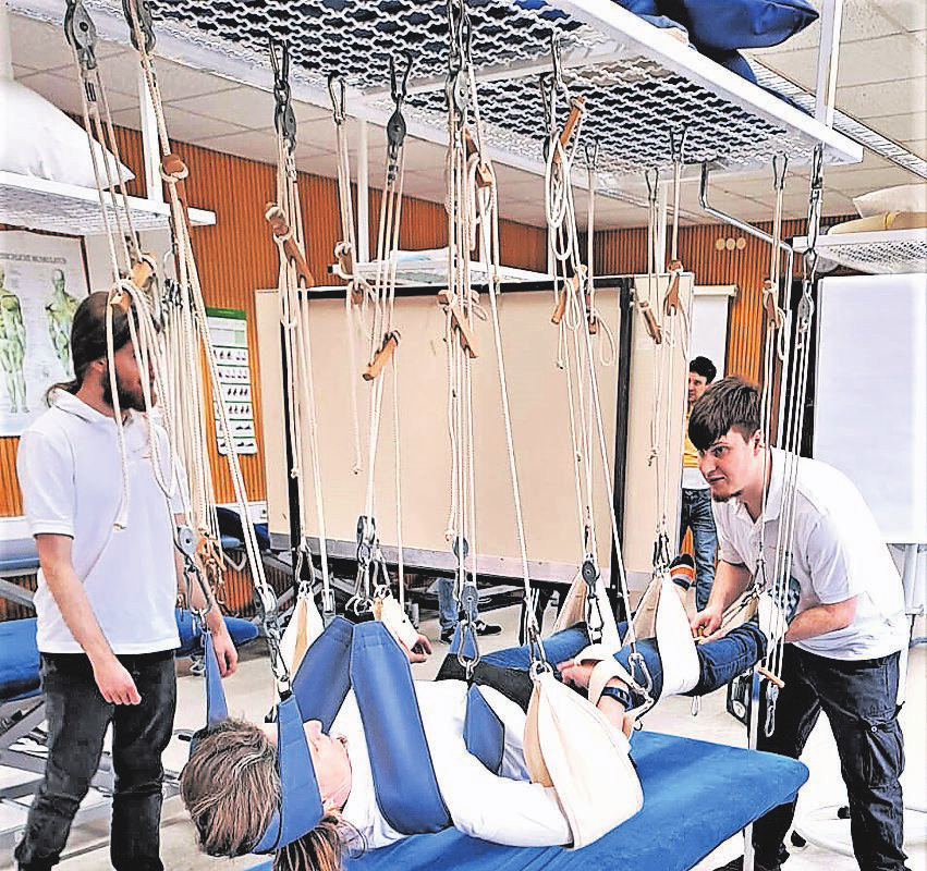 Die Schwebende: Schüler des zweiten Semesters demonstrieren die Funktionsweise des Schlingentischs. FOTO: PHYSIOTHERAPIESCHULE