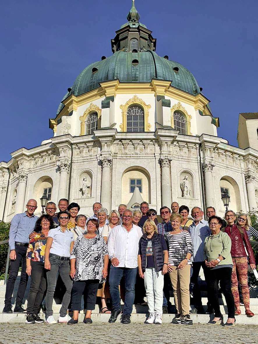 Wenn Unternehmer reisen, scheint die Sonne: Aufstellen zum Gruppenfoto vor der historische Kulisse Kloster Ettal.