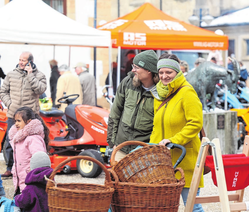 Im Ortszentrum locken der Frühlingsmarkt und eine Ausstellung mit Maschinen und Geräten.