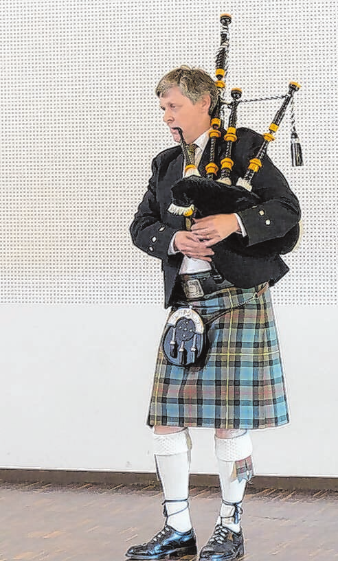 Musik wie in Edinburgh: Auch ein Dudelsackspieler ist vor Ort. Foto: PR
