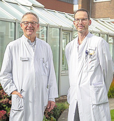 Chefarzt Dr. Thomas Günnewig und der Leiter des Recklinghäuser Schwindel-Teams Dr. Joachim Thöne (I.) gehen gemeinsam gegen Schwindel vor.