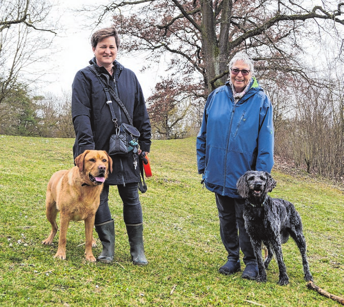 In kälteren Monaten sind vor allem Hundebesitzer am See unterwegs, hier Christine Useldingerl und Angela Schneckenberger, rechts Andi Ebernau.