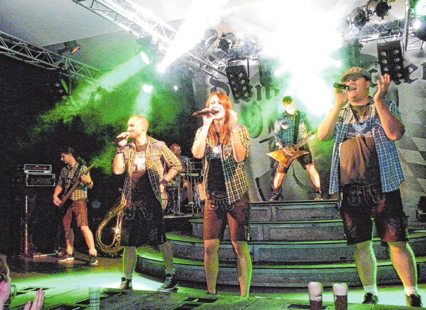 Rockiger Partyspaß am Samstagabend: Die "Dirndlknacker" treten im Festzelt in Altenriet auf. Foto: Archiv