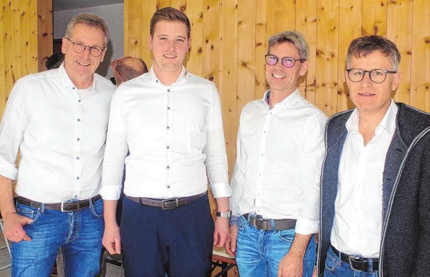 Bei der Präsentation des Metzinger Casa Legno (von links): Wolfgang und Luca Held sowie Herbert Niederfriniger und Alexander Gatter von der Holzius GmbH.