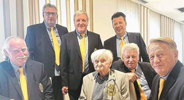 Der fast vollständige Vorstand des Kärntner Motor Veteranen Clubs KMVC im Bild - das älteste Mitglied des Vereins zählt stolze 102 Jahre! Foto: KMVC