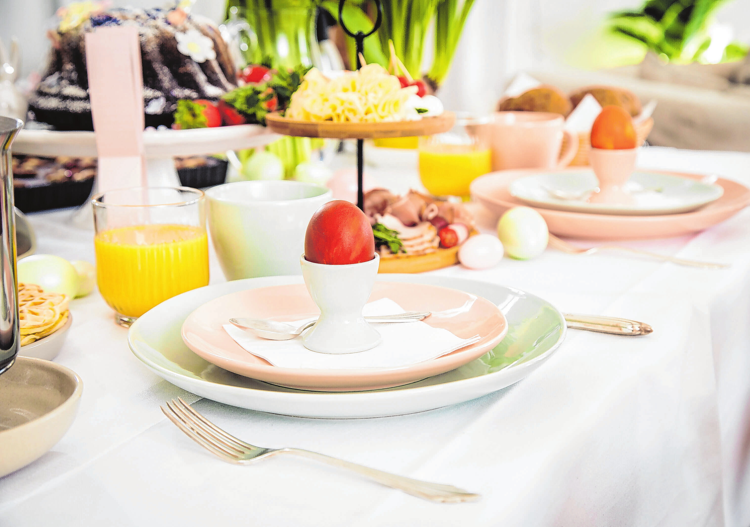 Die Ostertafel sollte nicht an Frühlingsfarben und Dekorationen rund ums Ei sparen.