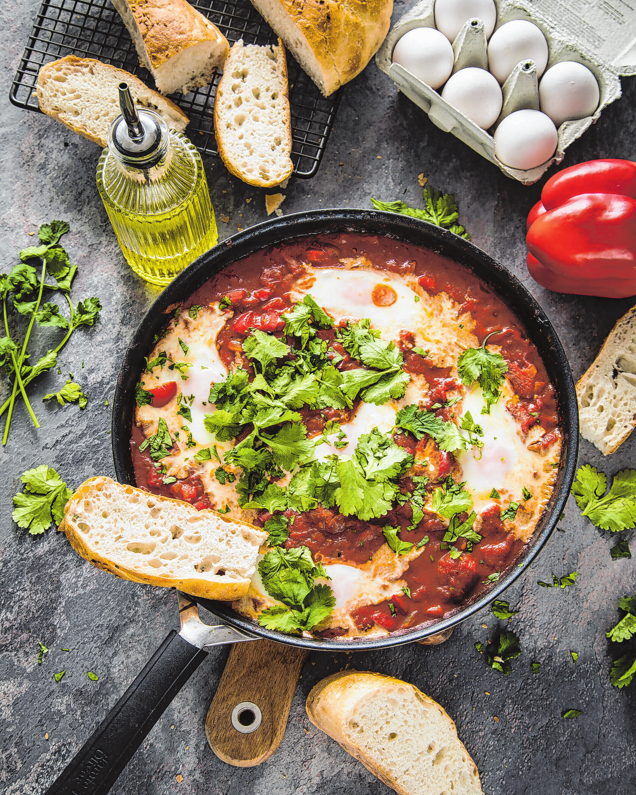 Von der internationalen Küche inspiriert: Shakshuka wird aus pochierten Eiern und einer Sauce aus Tomaten, Chilischoten und Zwiebeln zubereitet. Für Veganer kann man die Eier auch weglassen.
