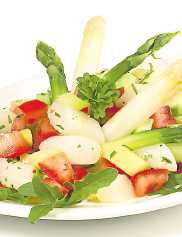 Lecker mit Tomaten: Spargelsalat. Foto: ExQuisine - stock.adobe.com