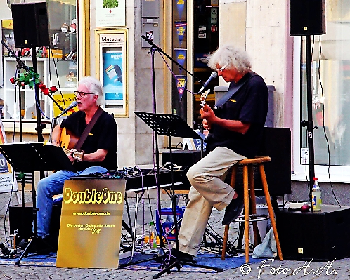 Der Marktplatz, der Königsplatz und der Falterturm sind die musikalischen Stationen in der Innenstadt - hier im Bild: Double One, die diesmal am Falterturm spielen.