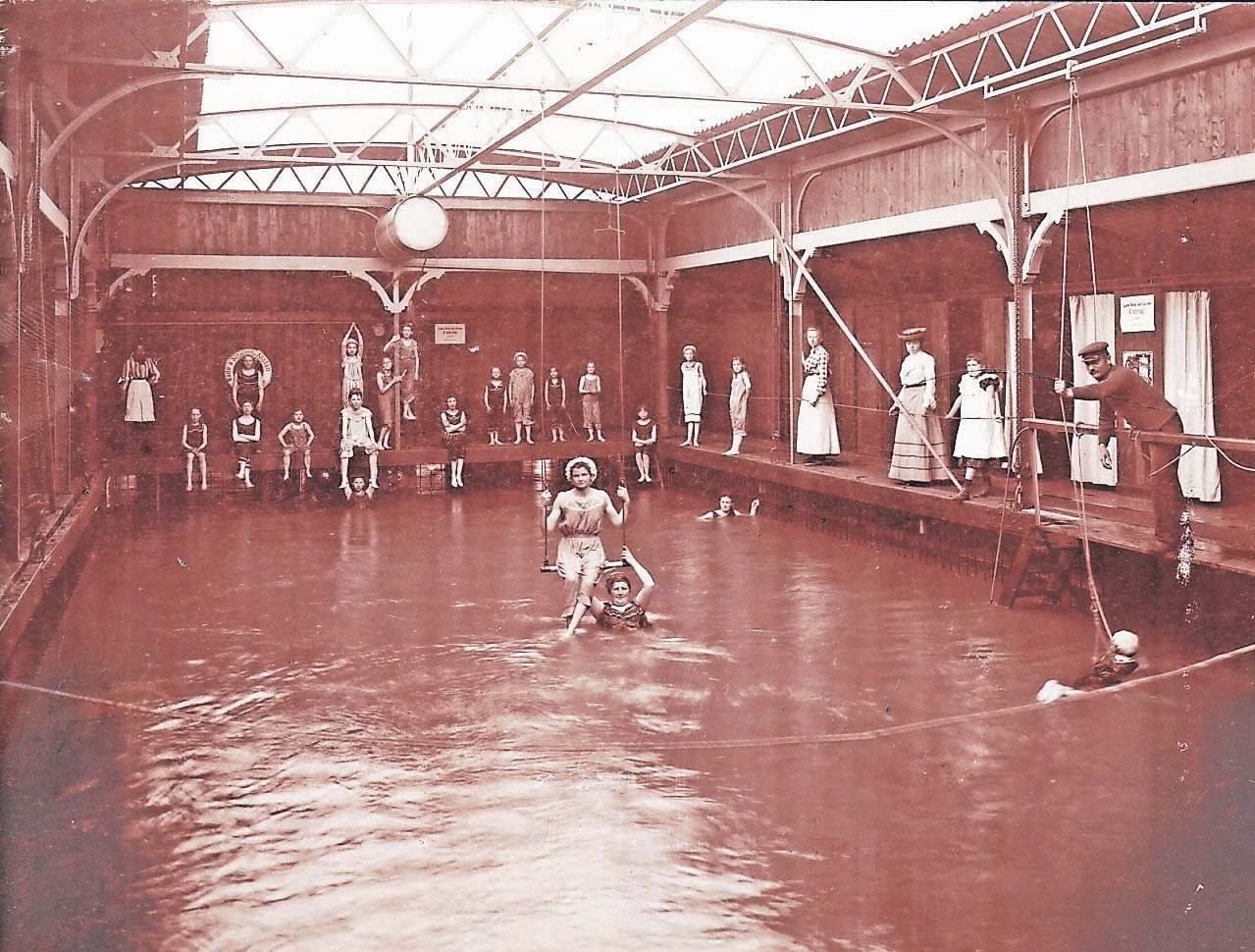 Historische Aufnahme eines Badeschiffes in Königswinter.