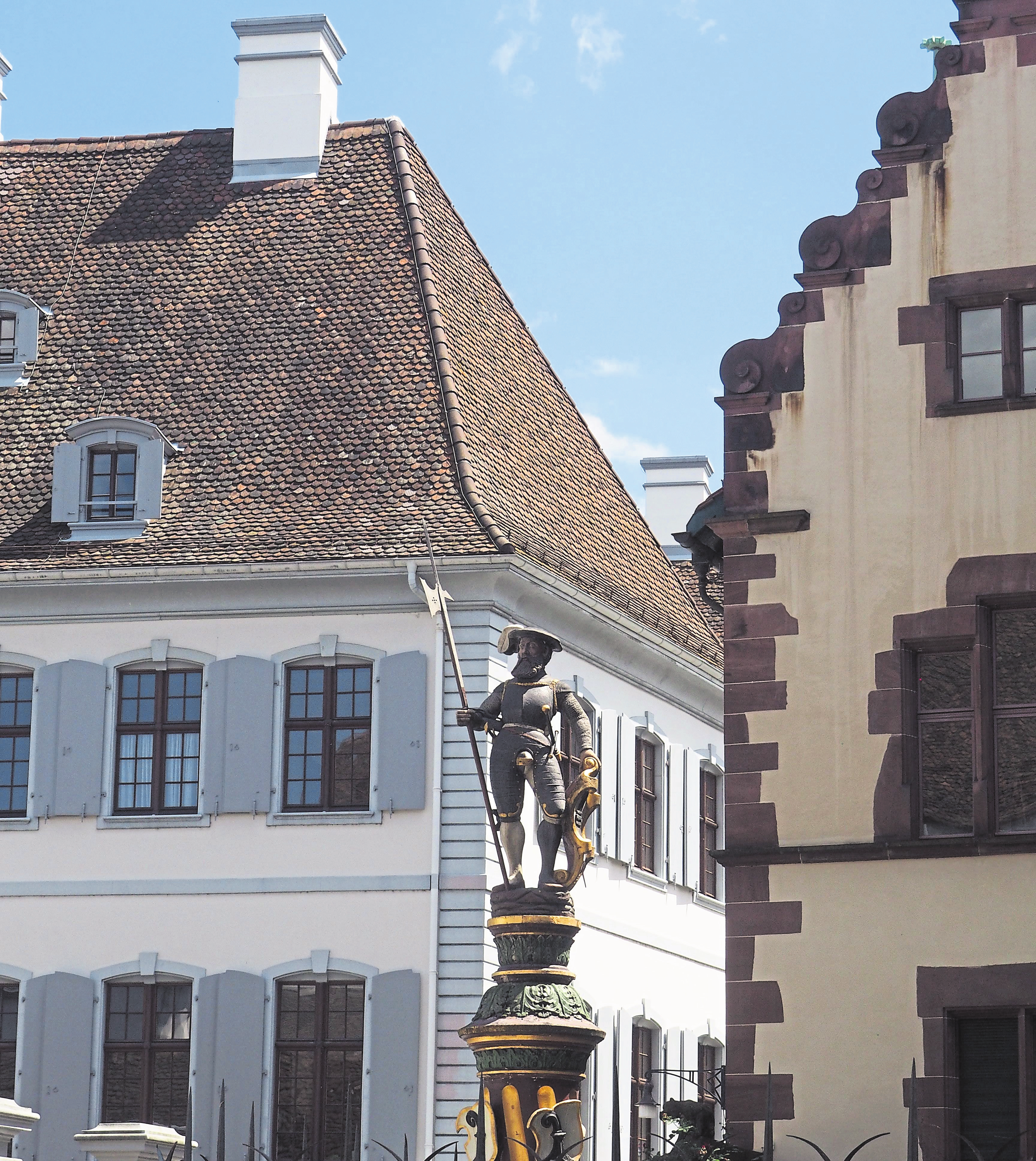 La belle Blaues Haus et la statue voisine sur la Martinkirscheplatz.